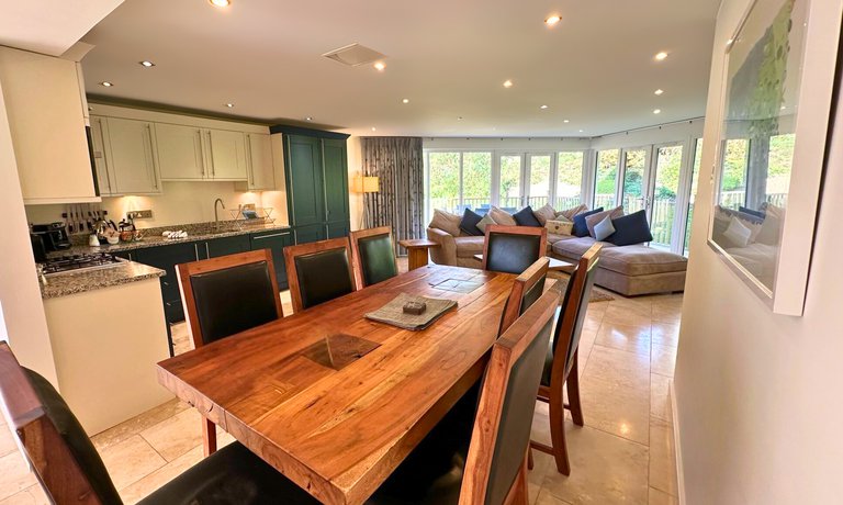 Dining & Kitchen Area