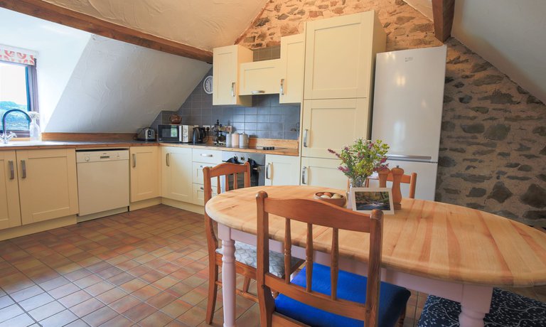 Kitchen & Dining Space