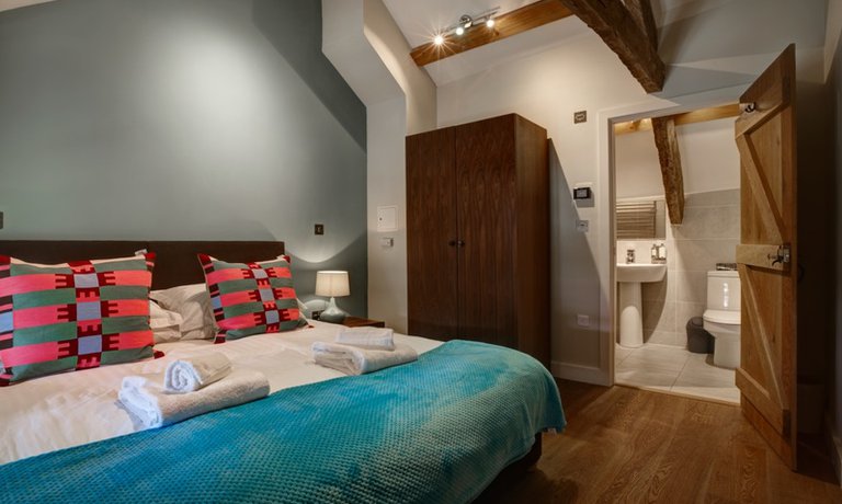  Second double bedroom with sumptuous super-king bed