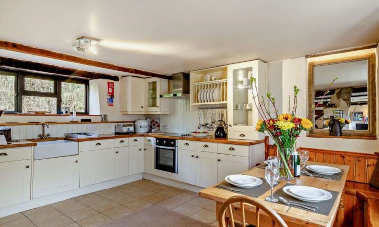 Kitchen & Dining Area