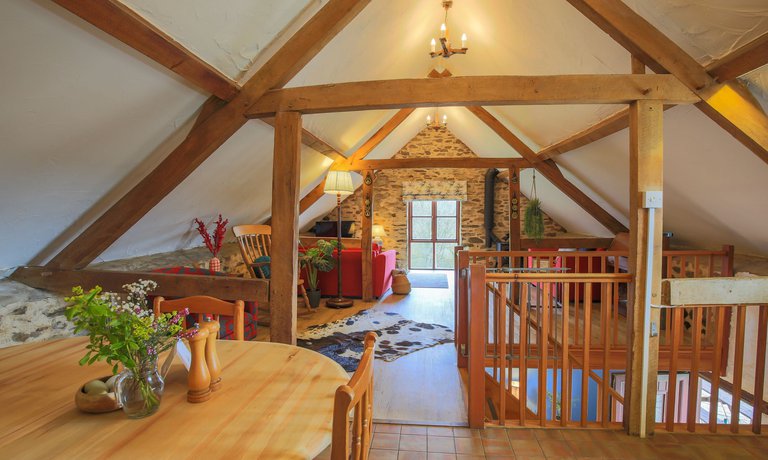 Kitchen & Dining Space