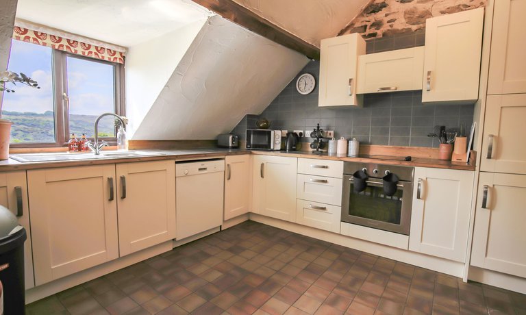 Kitchen & Dining Space